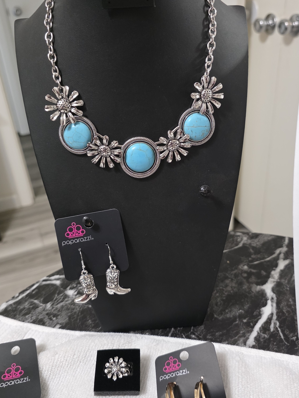 Lot of 24 Paparazzi Jewelry Pieces - Picture 6 of 13